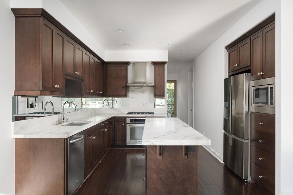 611 Stratford Ct