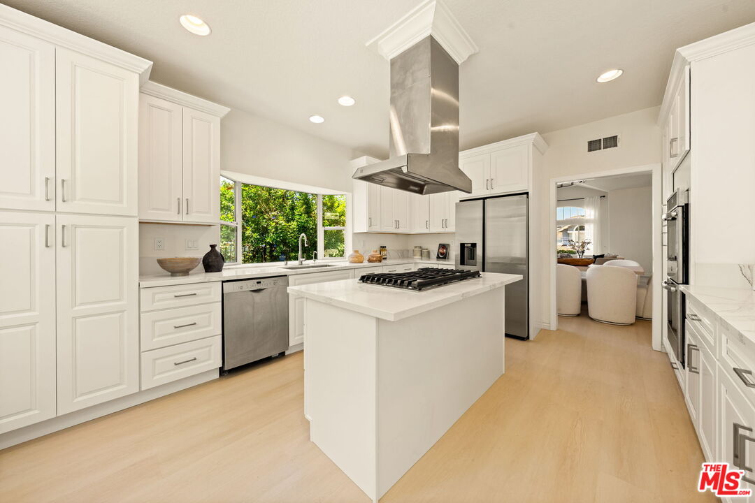 22248 Cairnloch ST