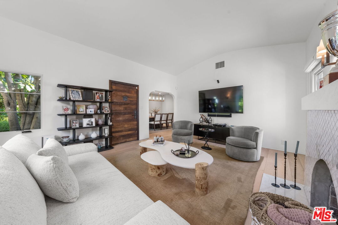 441 N Flores St