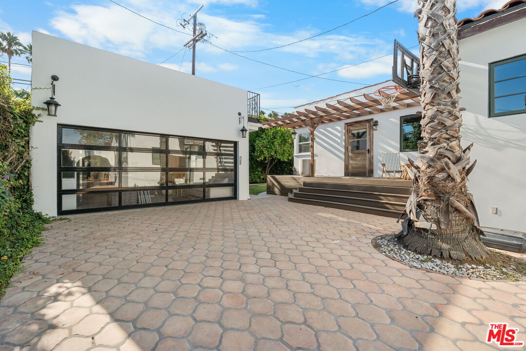 441 N Flores St