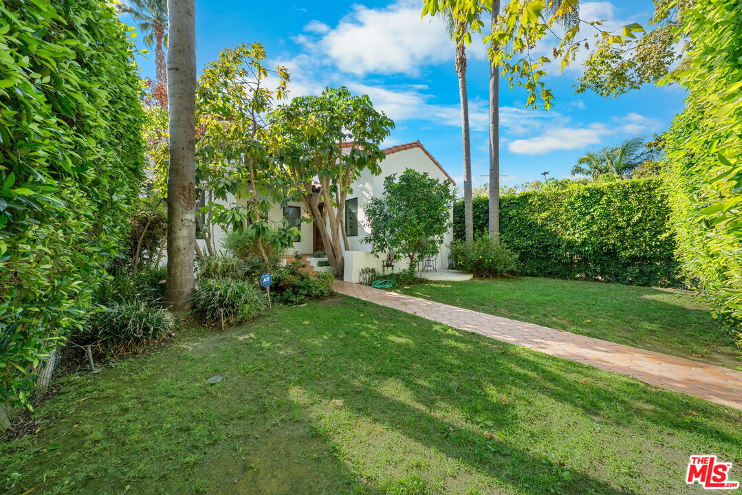 441 N Flores St
