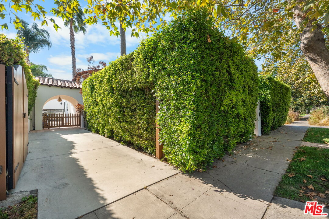 441 N Flores St