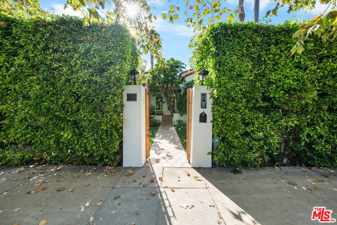 441 N Flores St