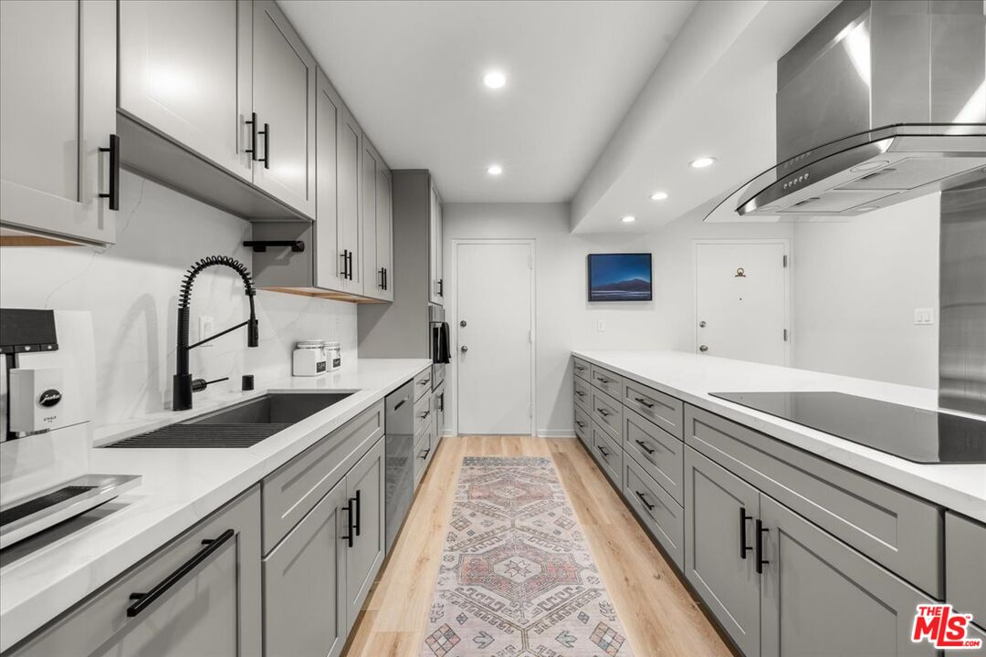 1045 N Kings Rd Unit: 204