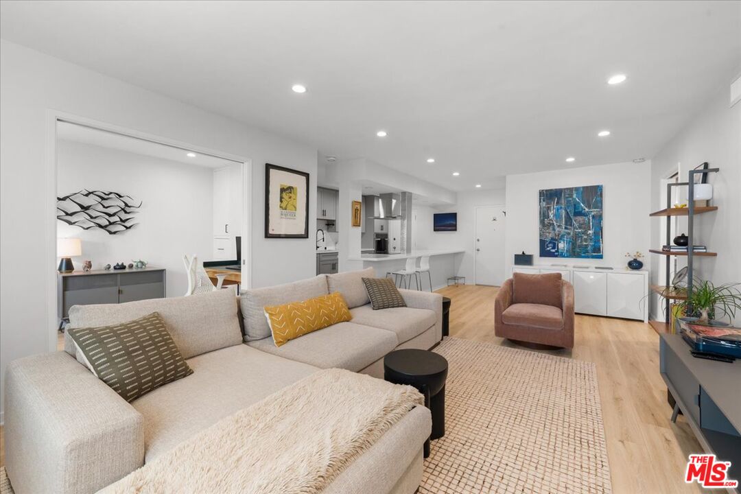 1045 N Kings Rd Unit: 204