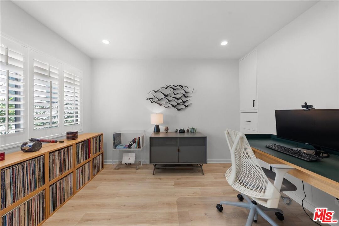 1045 N Kings Rd Unit: 204