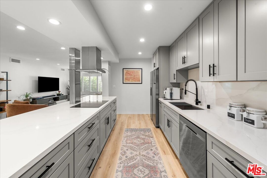 1045 N Kings Rd Unit: 204