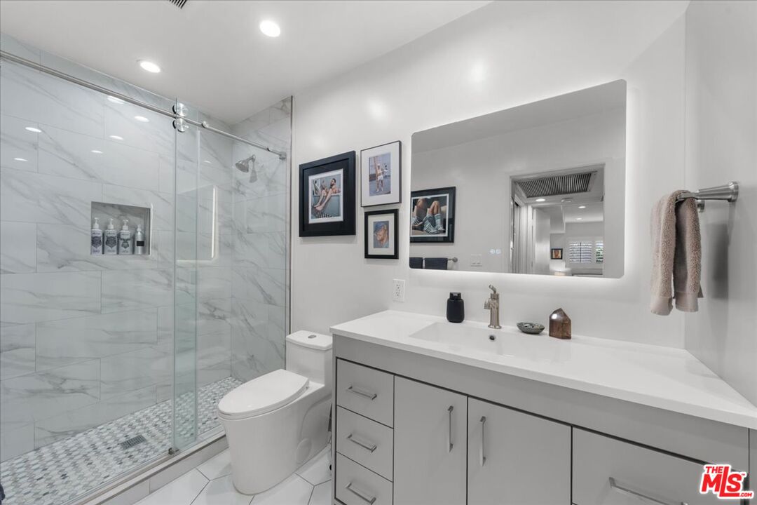 1045 N Kings Rd Unit: 204