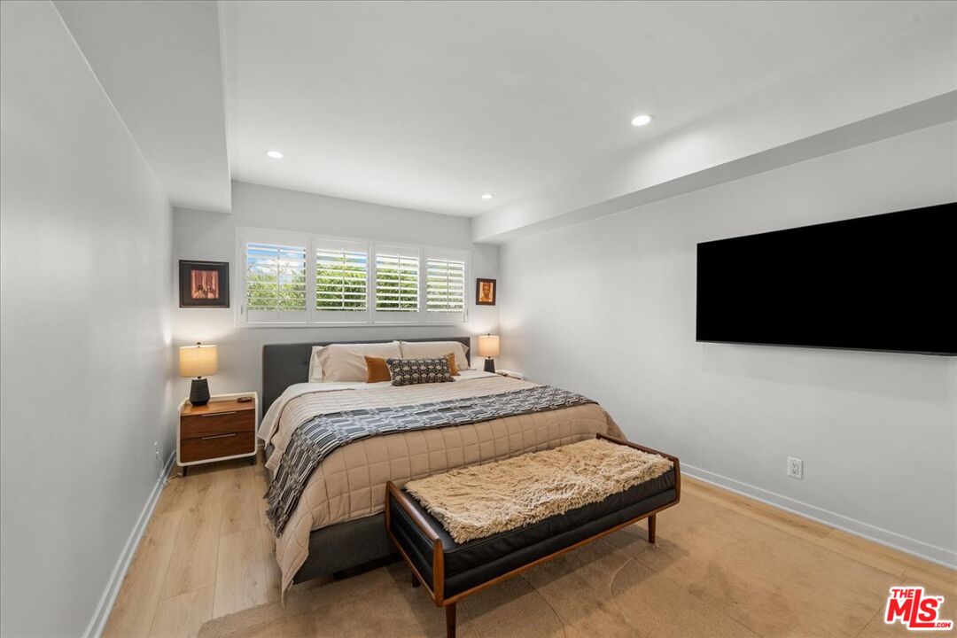 1045 N Kings Rd Unit: 204