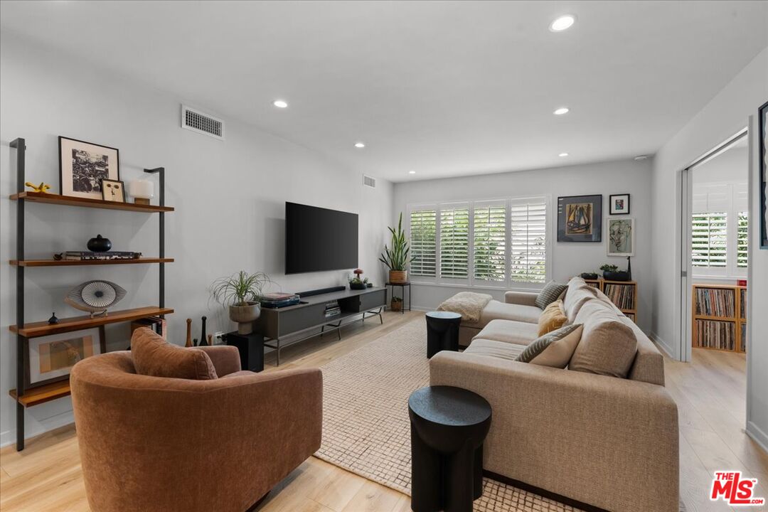 1045 N Kings Rd Unit: 204