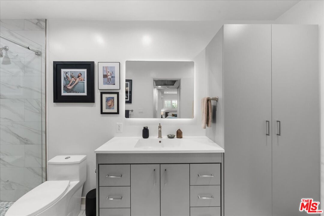 1045 N Kings Rd Unit: 204