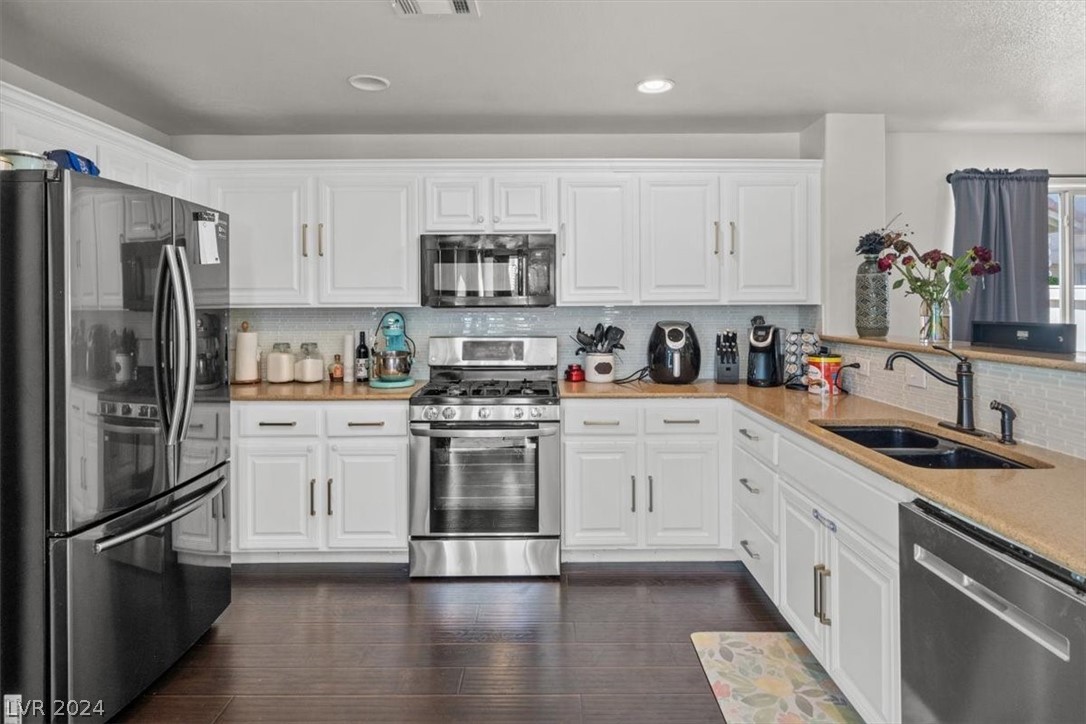 8253 New Leaf Avenue