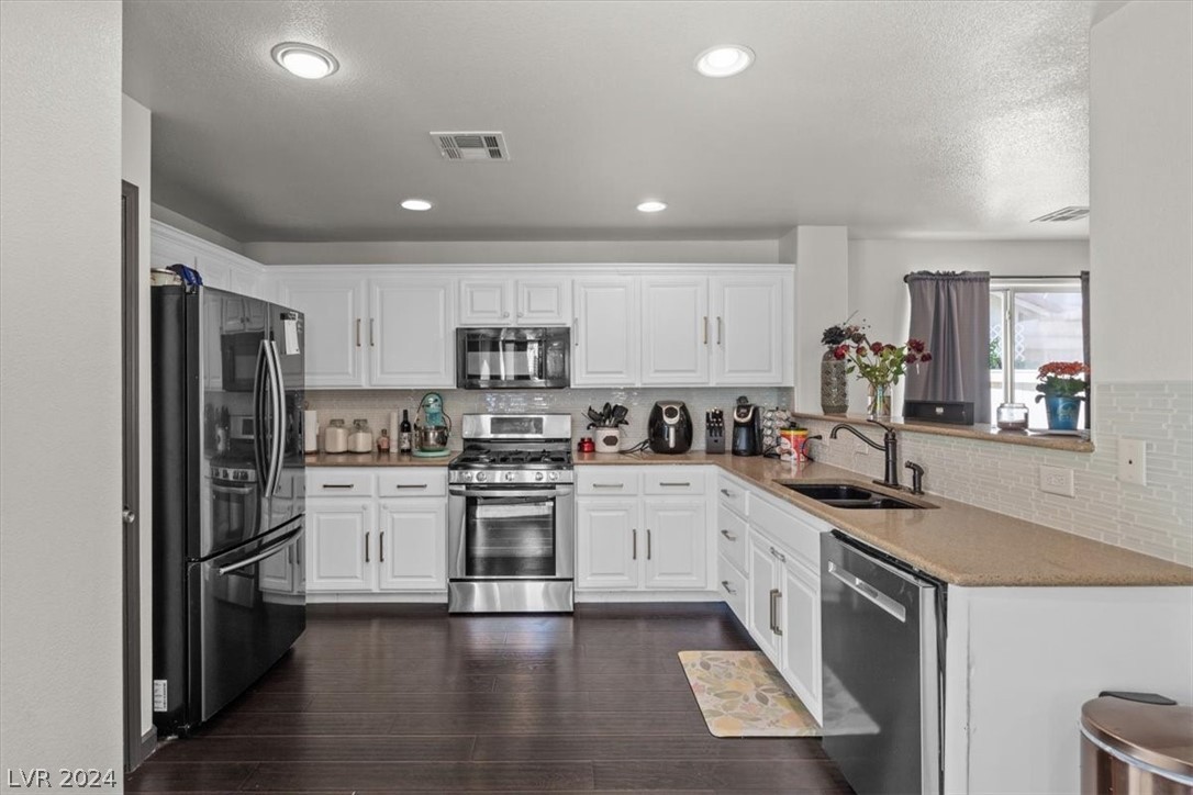 8253 New Leaf Avenue