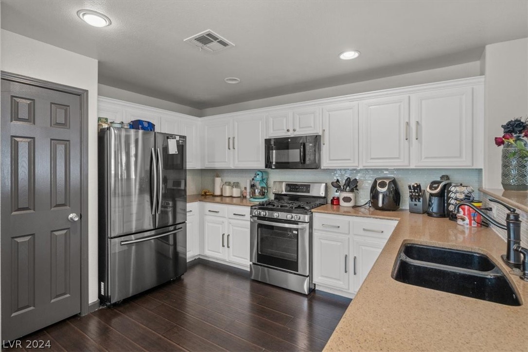 8253 New Leaf Avenue