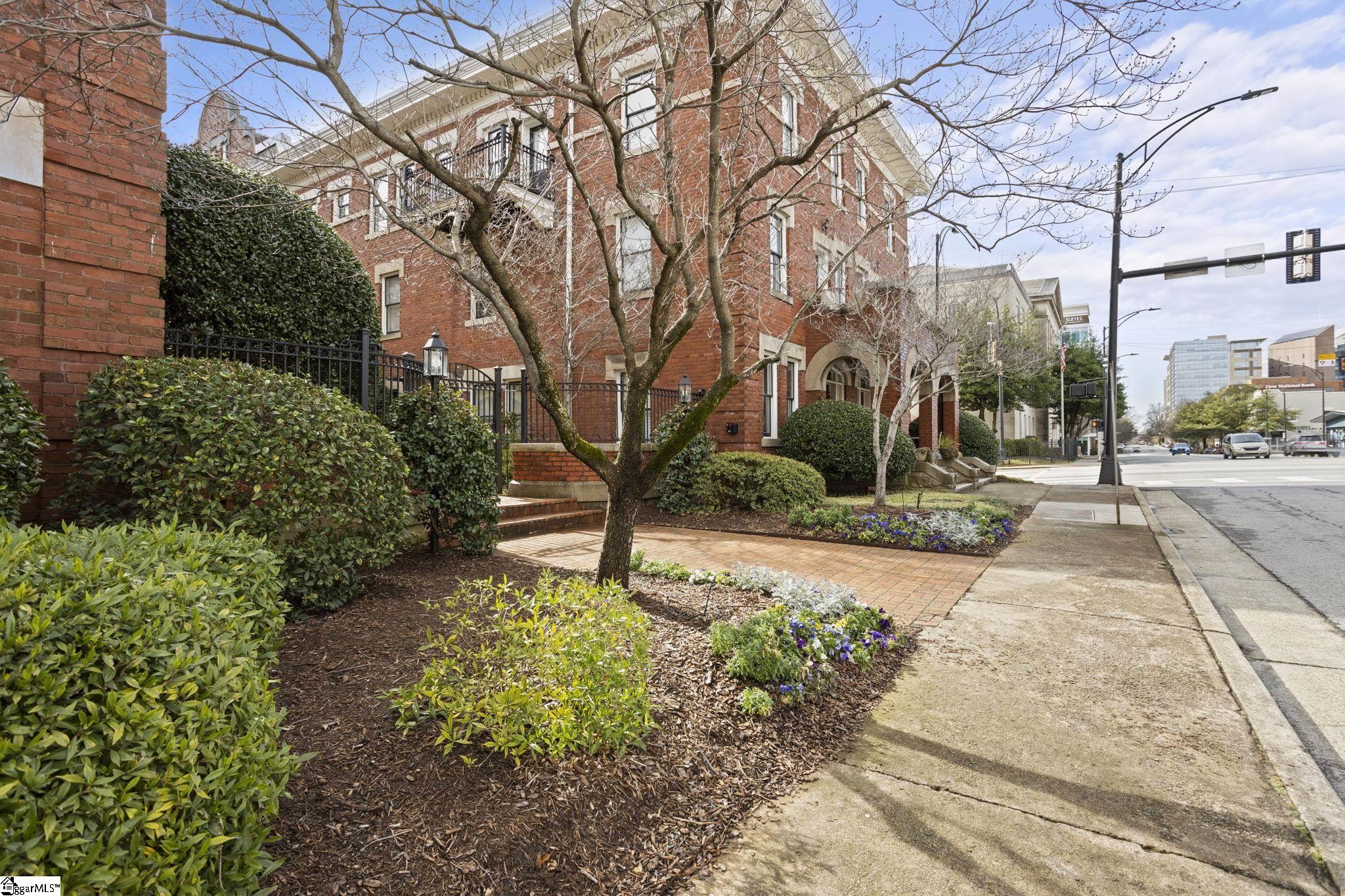 400 E Washington Street Unit 3