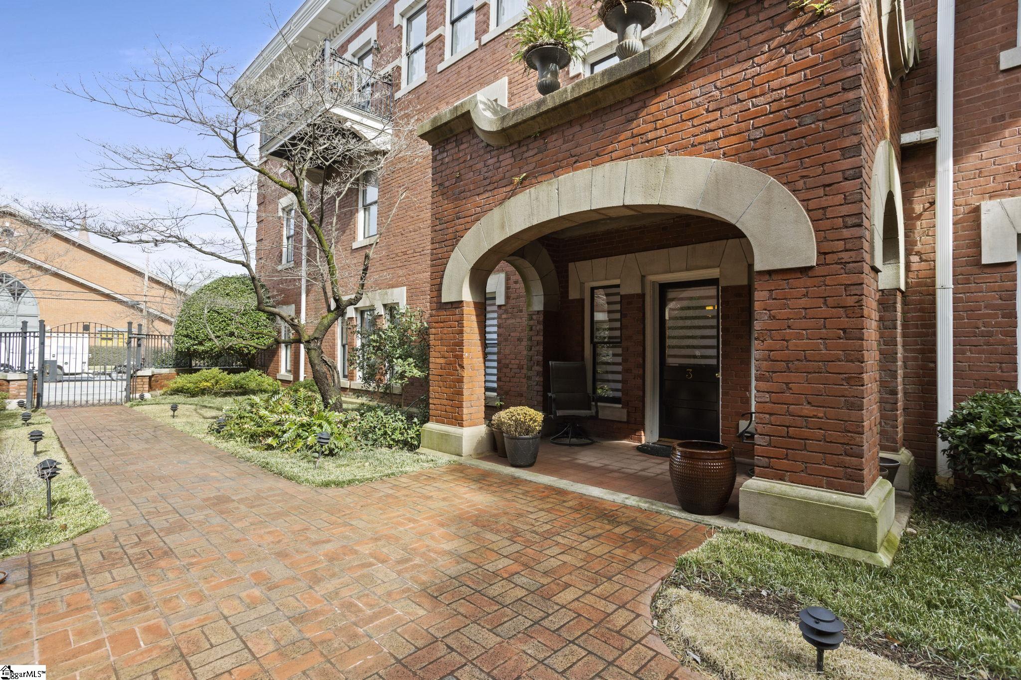 400 E Washington Street Unit 3