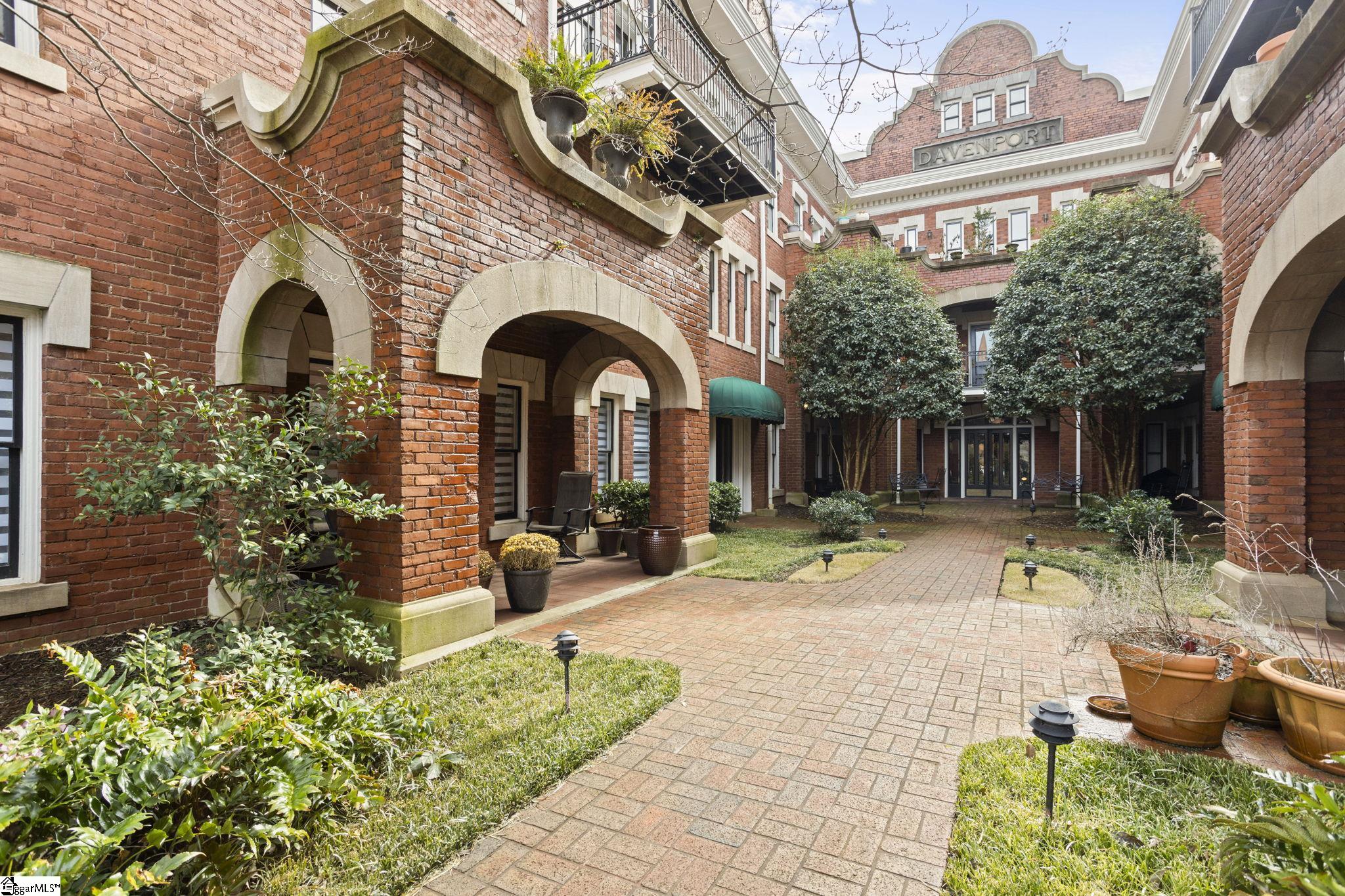 400 E Washington Street Unit 3