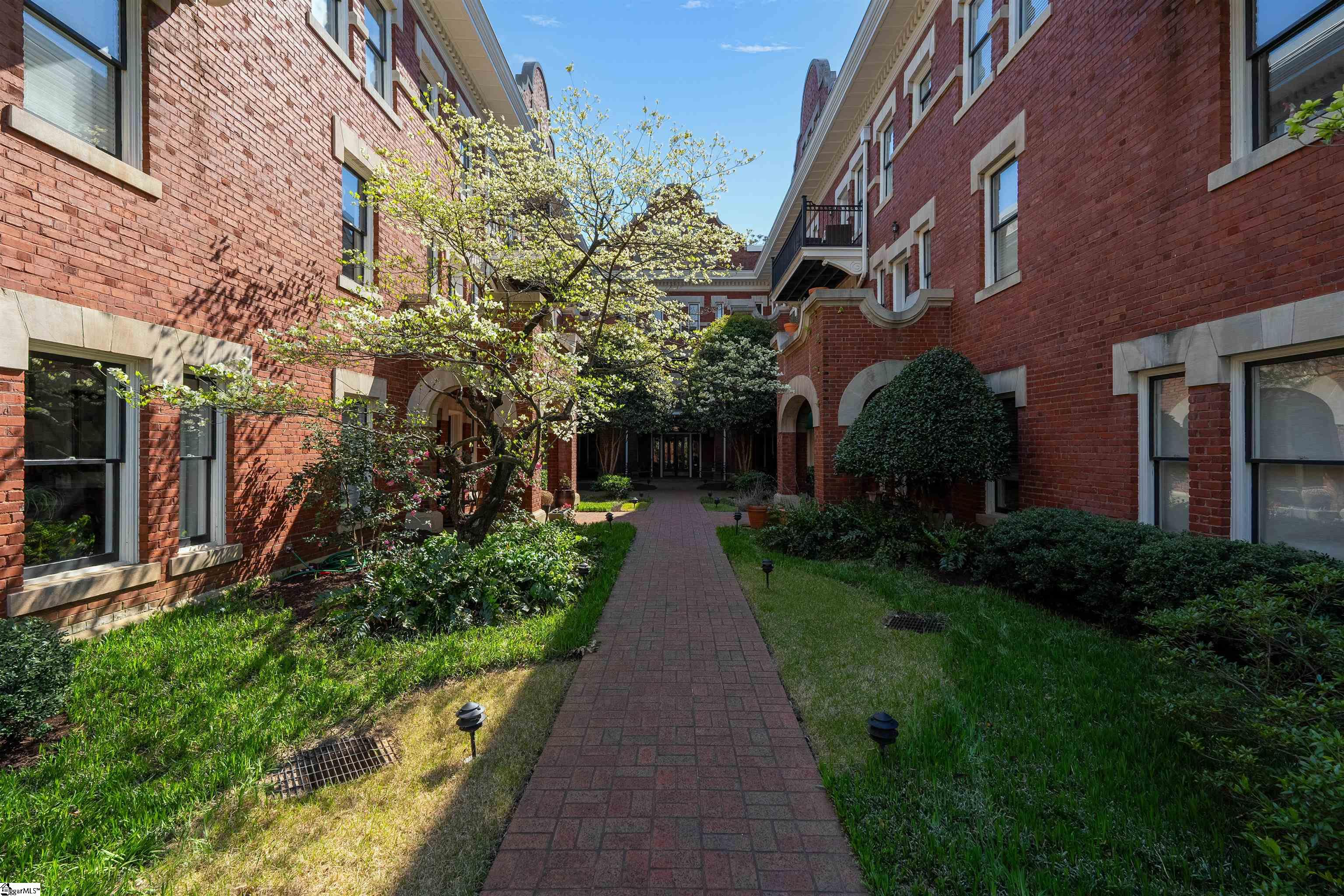 400 E Washington Street Unit 28