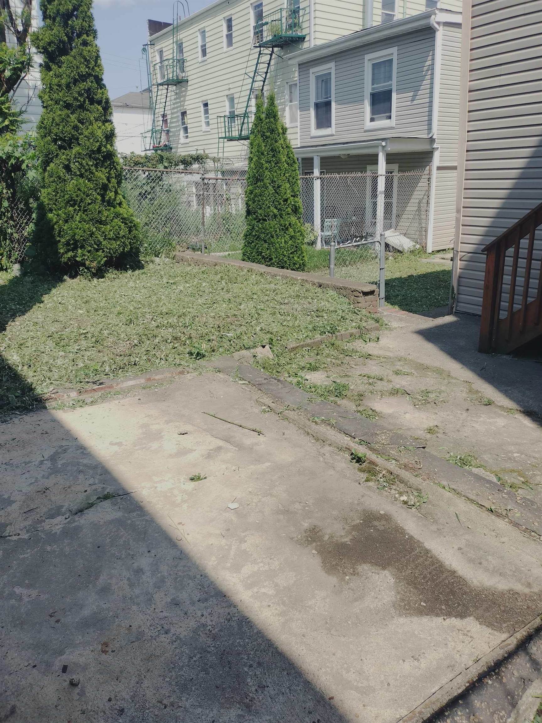 687 SUMMIT AVE