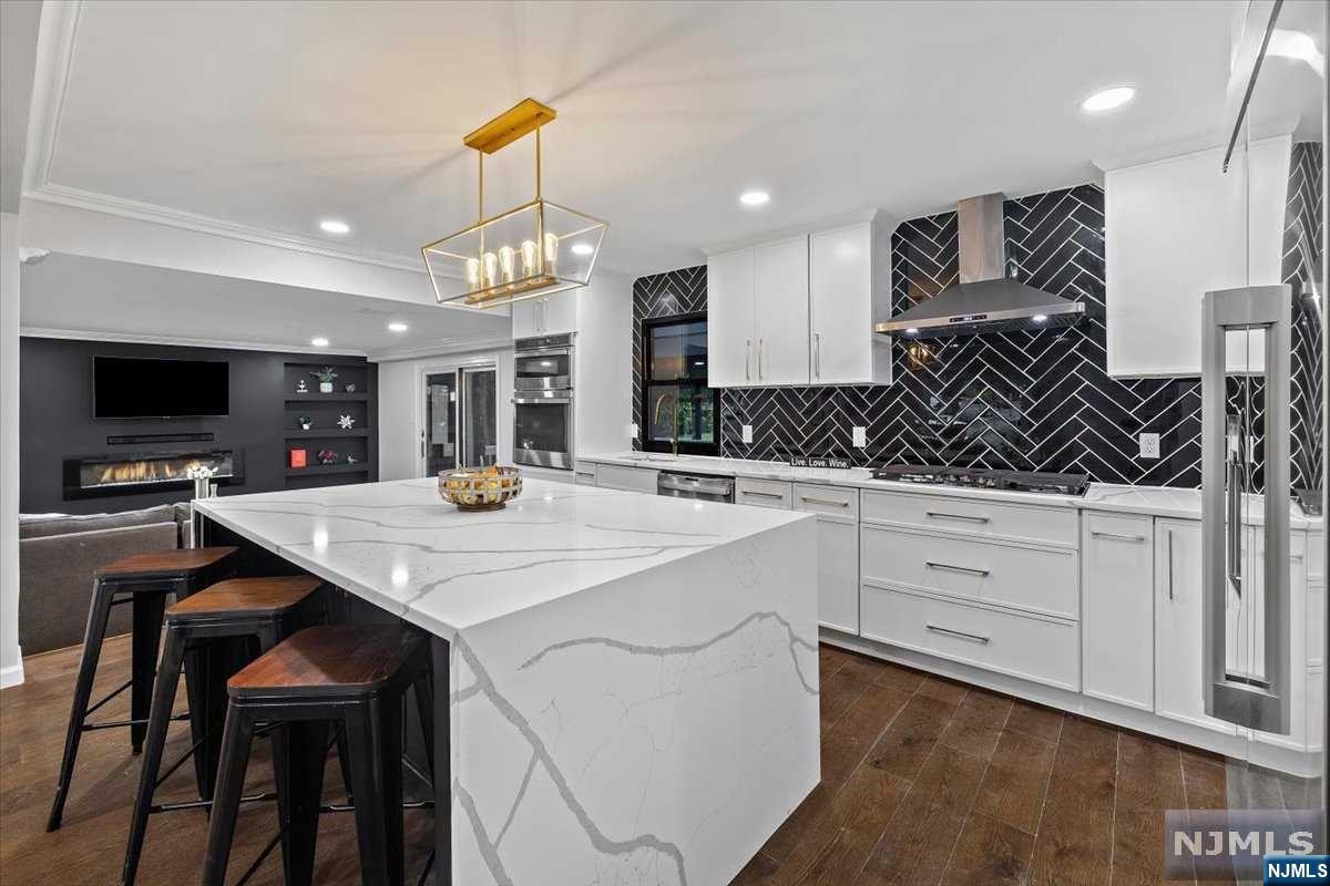 85 W Crescent Avenue
