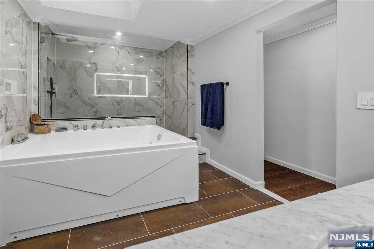 85 W Crescent Avenue