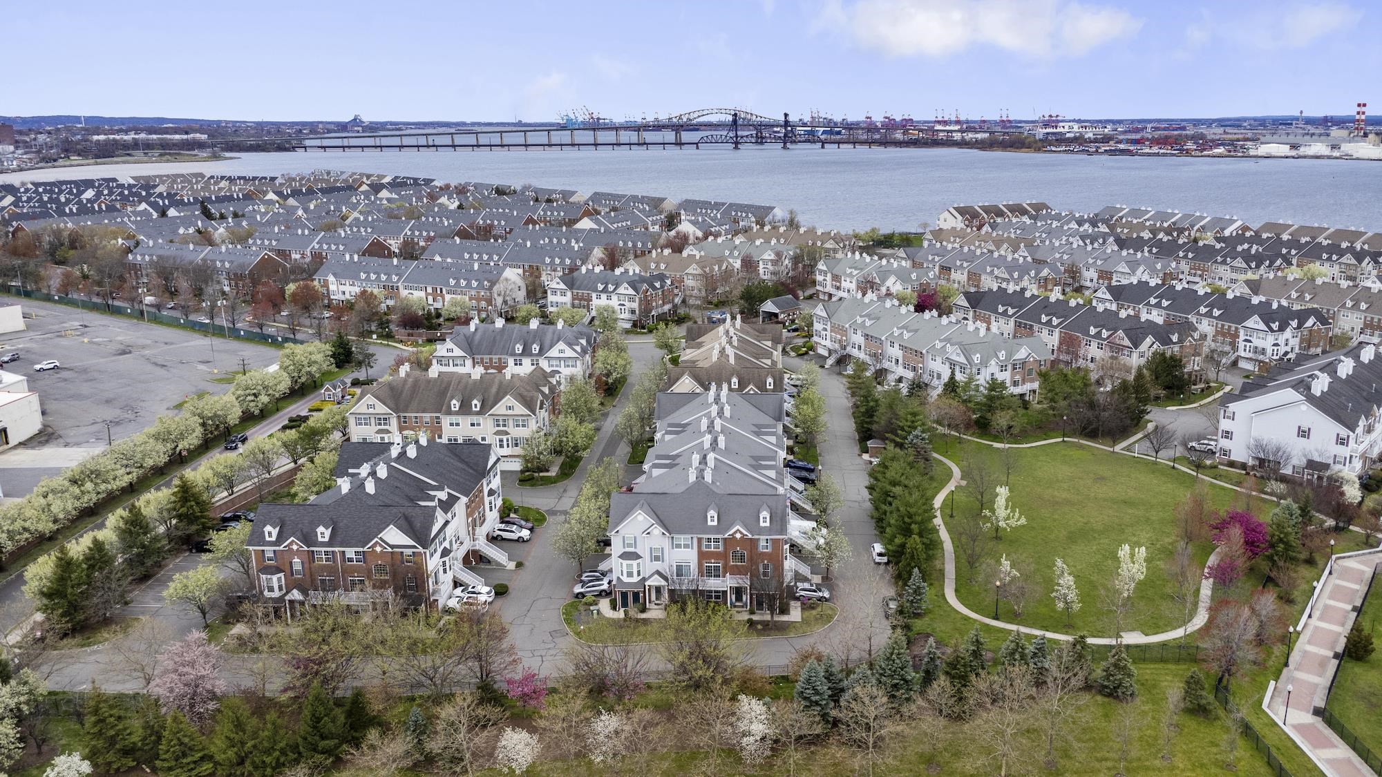 31 HUDSON CT
