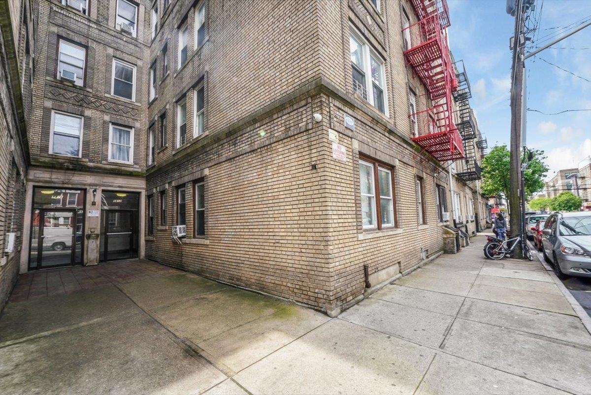 5612 HUDSON AVE Unit: APT 2C
