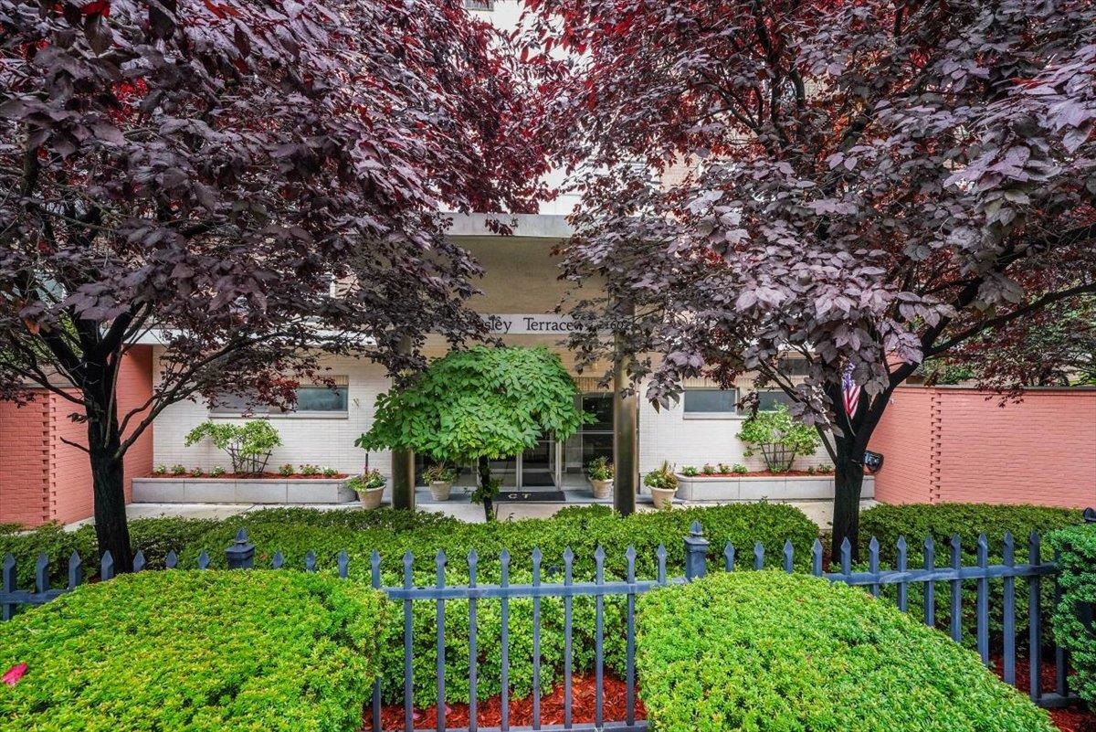 2160 CENTER AVE Unit: 2B