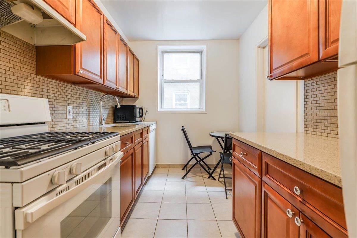 2160 CENTER AVE Unit: 2B