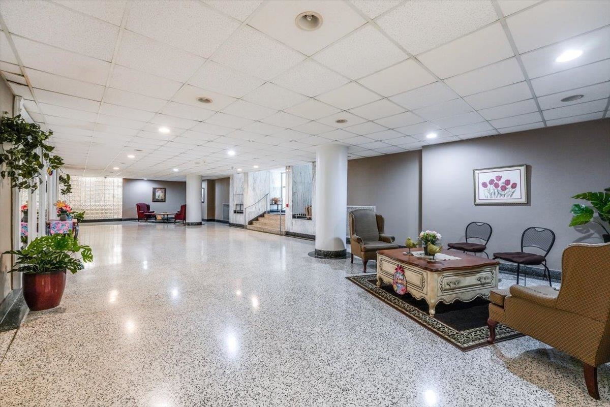 2160 CENTER AVE Unit: 2B