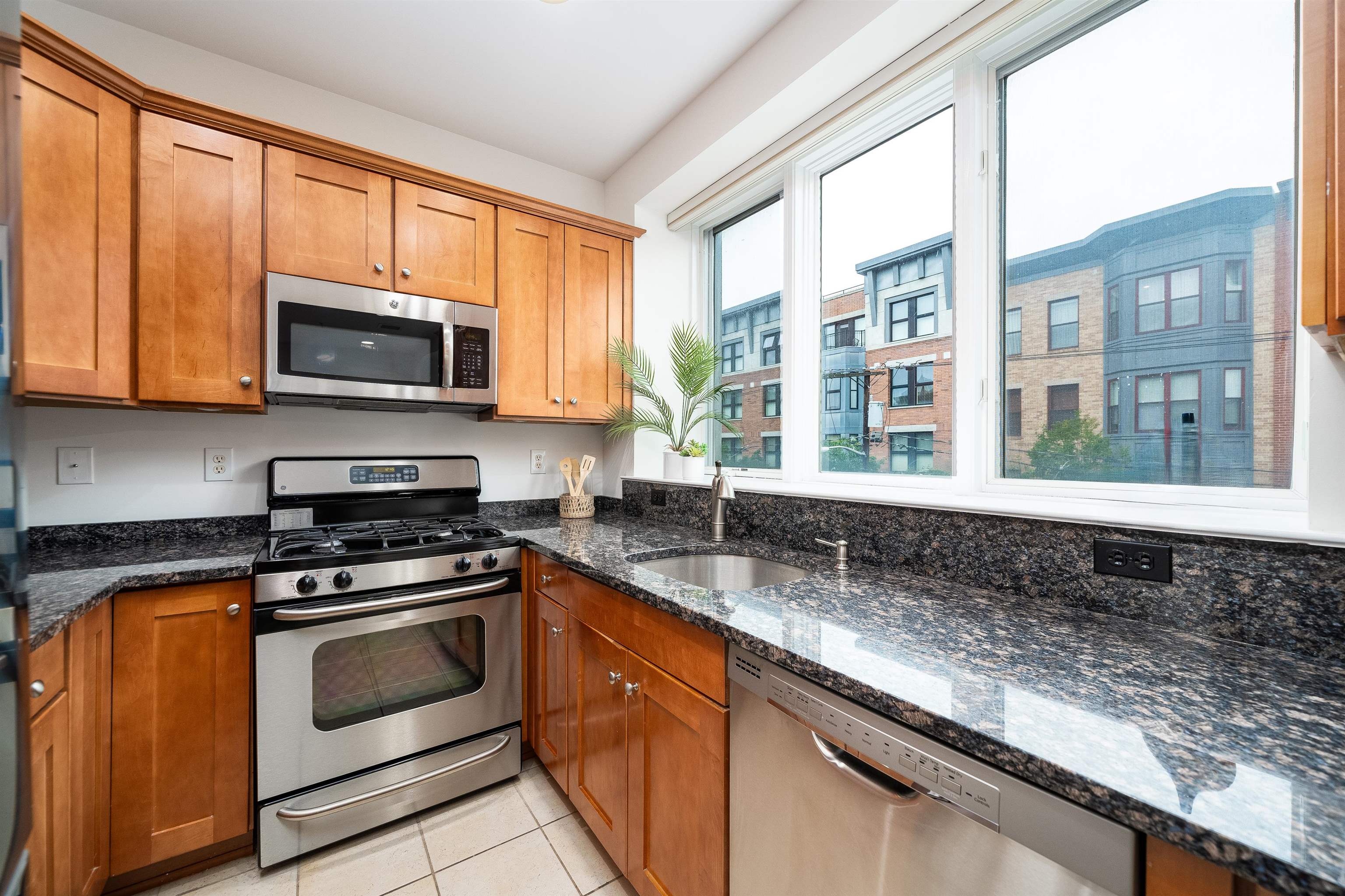 612 ADAMS ST Unit: 3