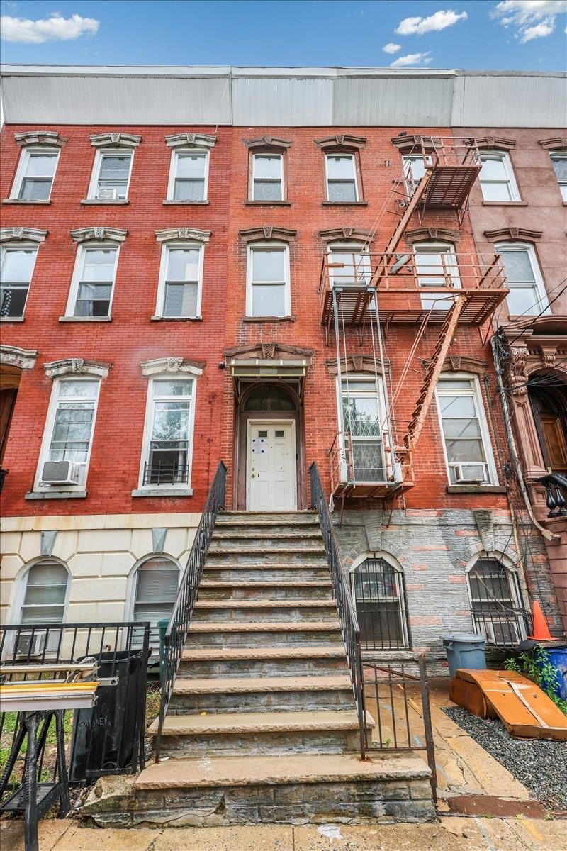370 FORREST ST Unit: 3