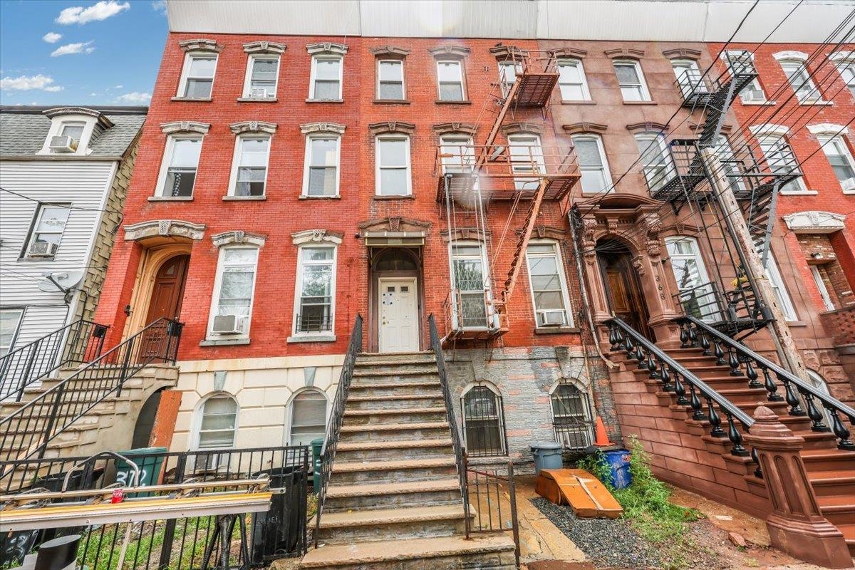 370 FORREST ST Unit: 3