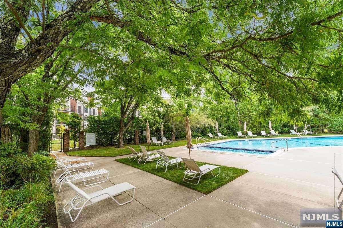 4 Whitman Court