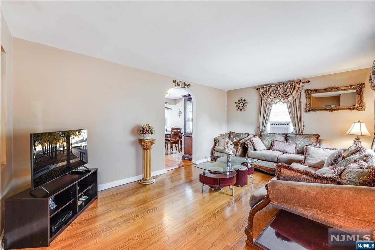 00-055 Midland Avenue