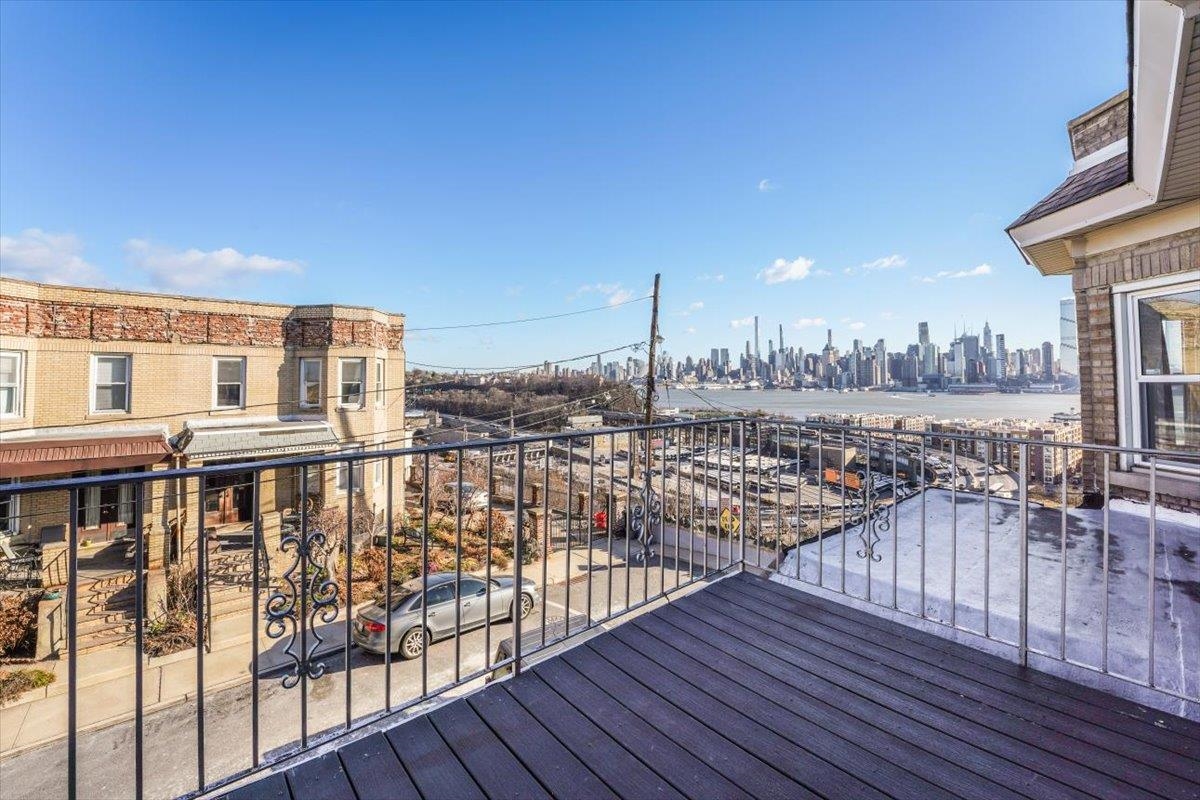 3 LINCOLN PL Unit: 2