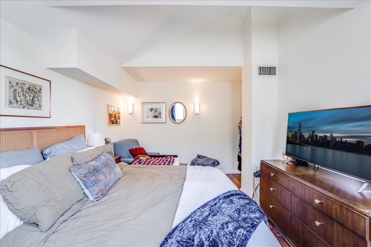 186 WAYNE ST Unit: 421D