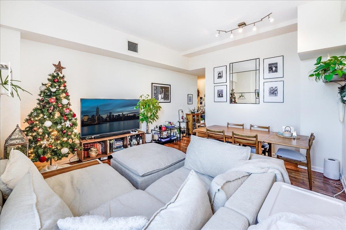 186 WAYNE ST Unit: 421D