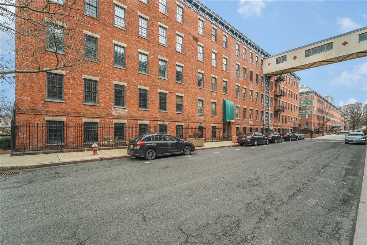 186 WAYNE ST Unit: 421D
