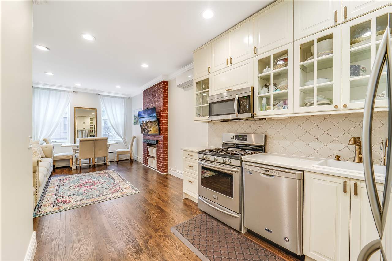 298 BARROW ST Unit: 3L