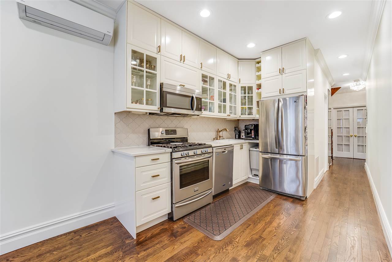 298 BARROW ST Unit: 3L
