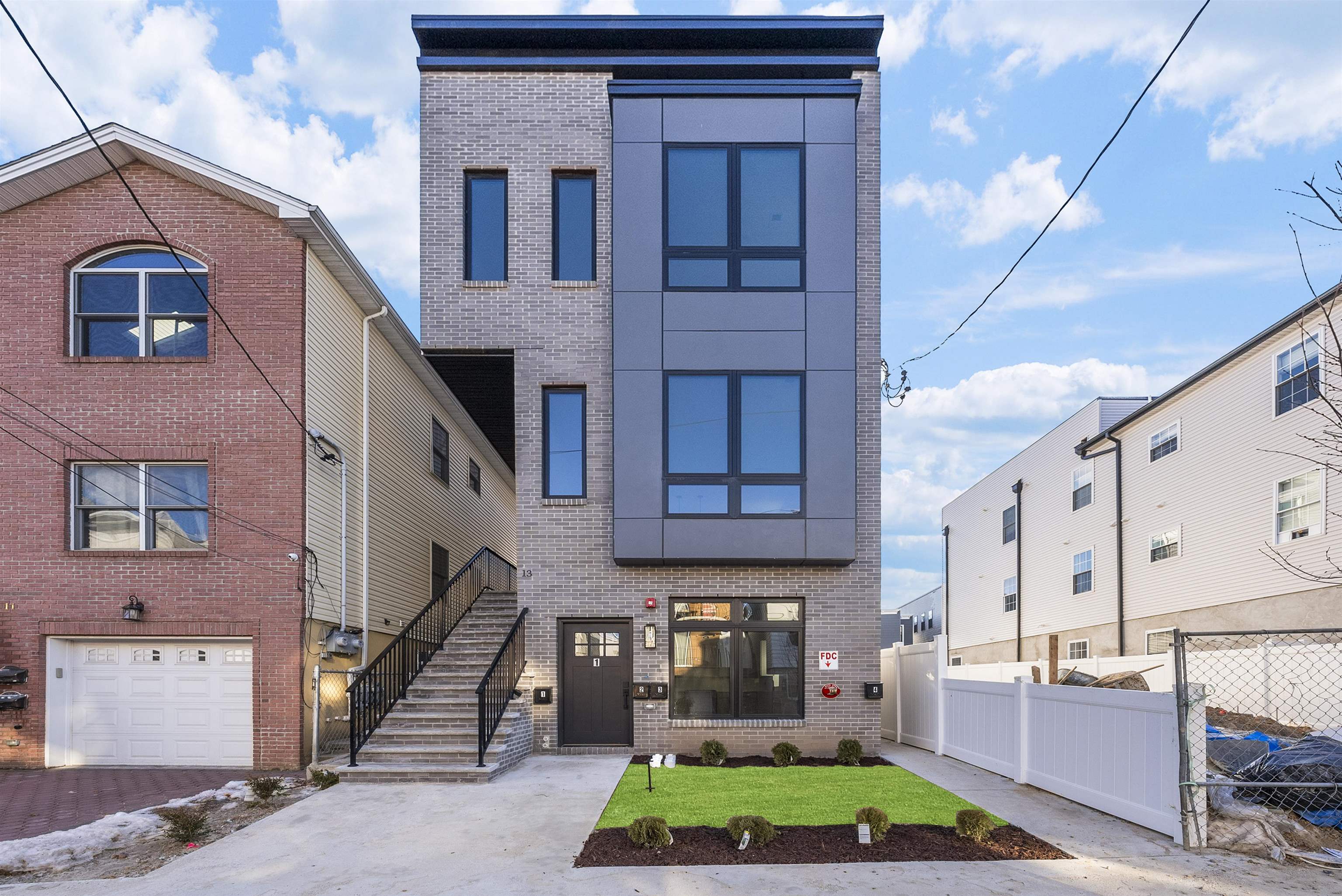 13 MANHATTAN AVE Unit: 3