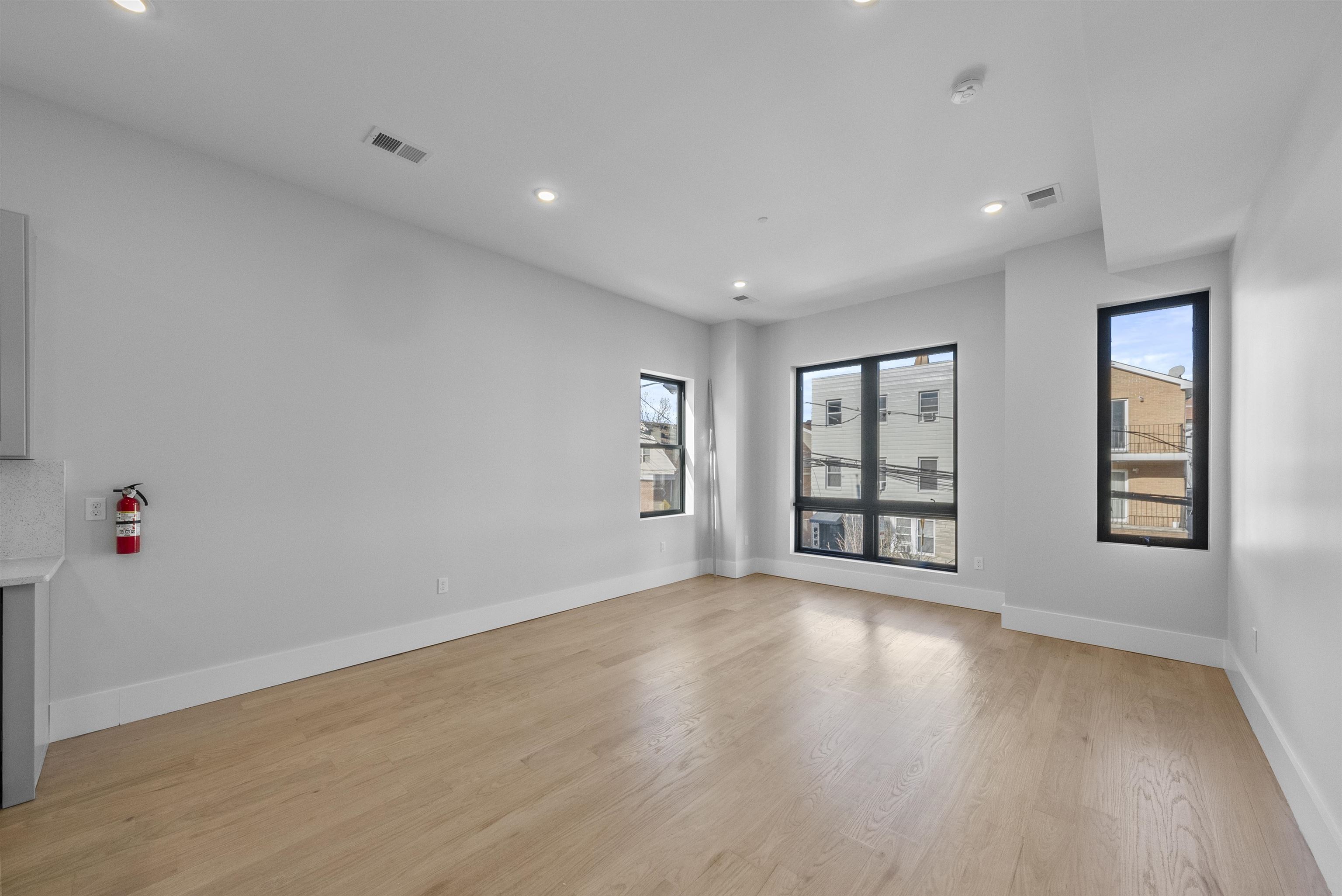 13 MANHATTAN AVE Unit: 2