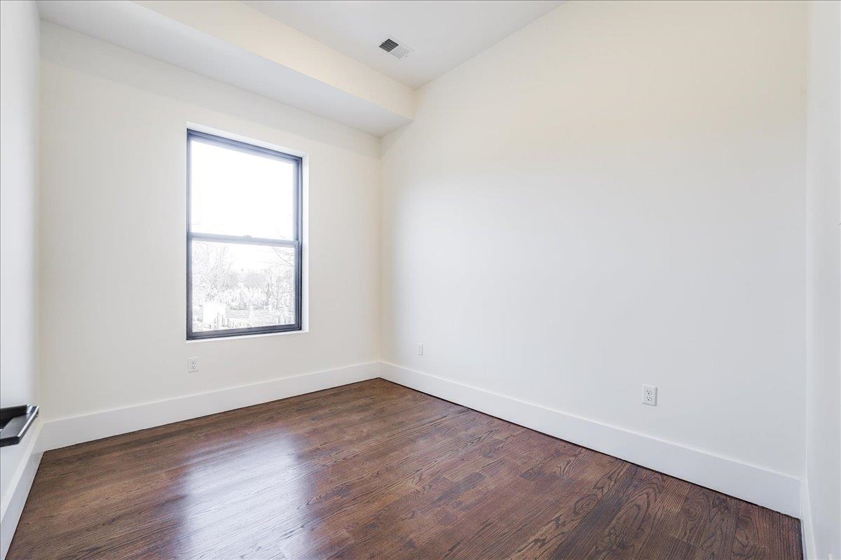 228 NUNDA AVE Unit: 2