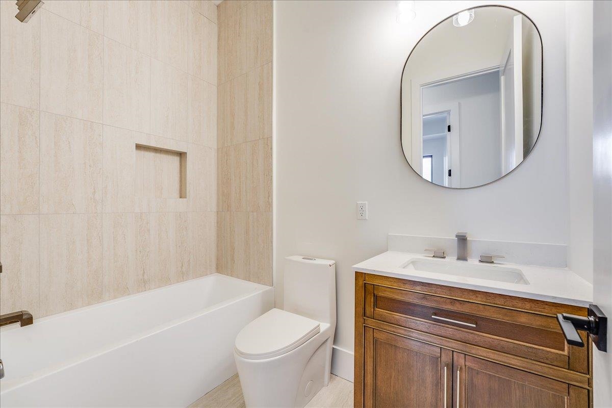 228 NUNDA AVE Unit: 2
