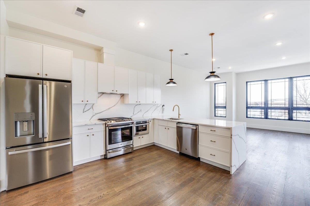 228 NUNDA AVE Unit: 2