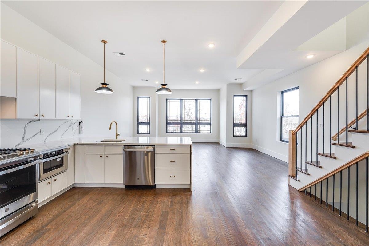 228 NUNDA AVE Unit: 2