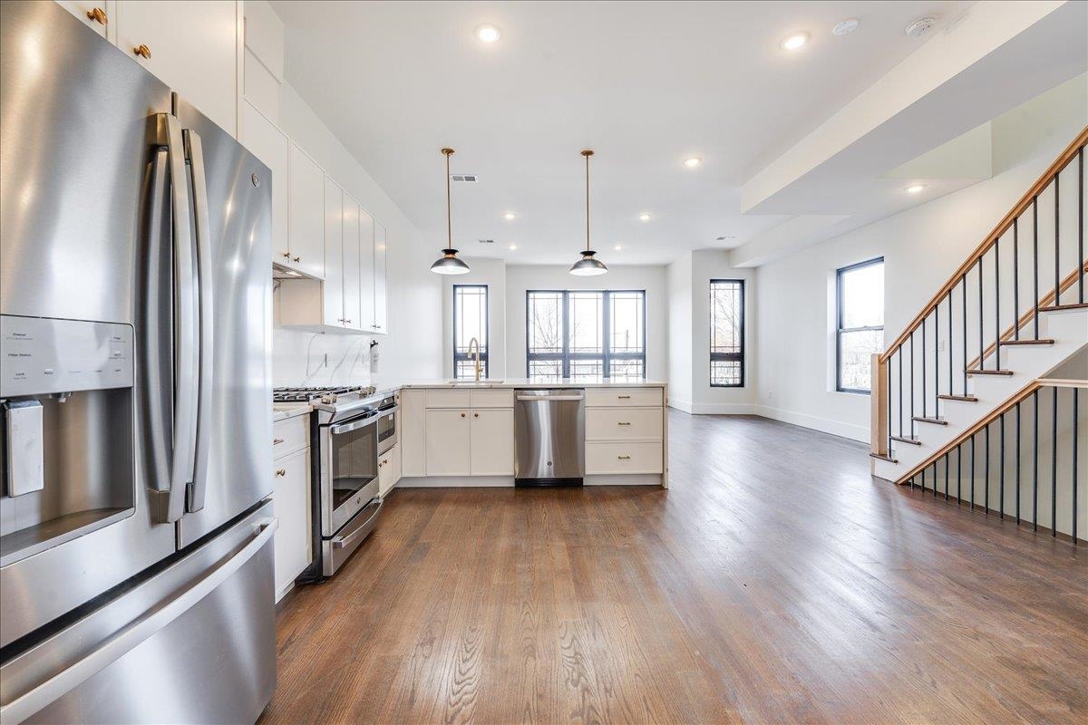 228 NUNDA AVE Unit: 2