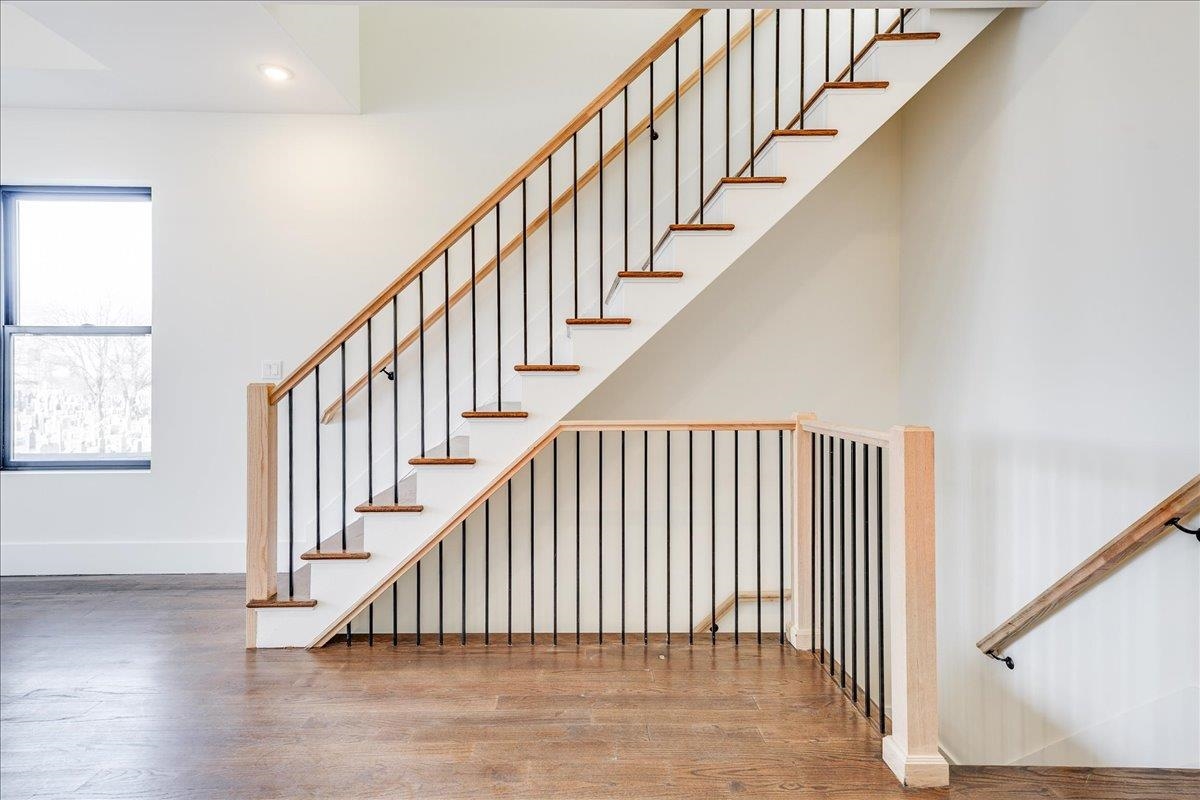 228 NUNDA AVE Unit: 2