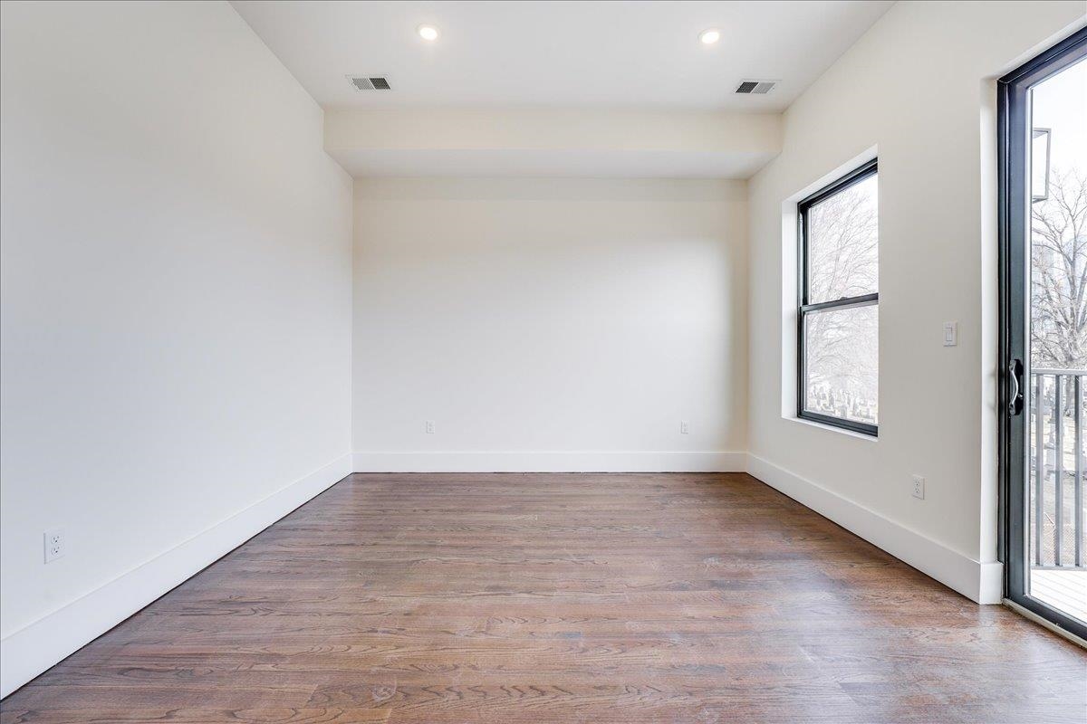 228 NUNDA AVE Unit: 2